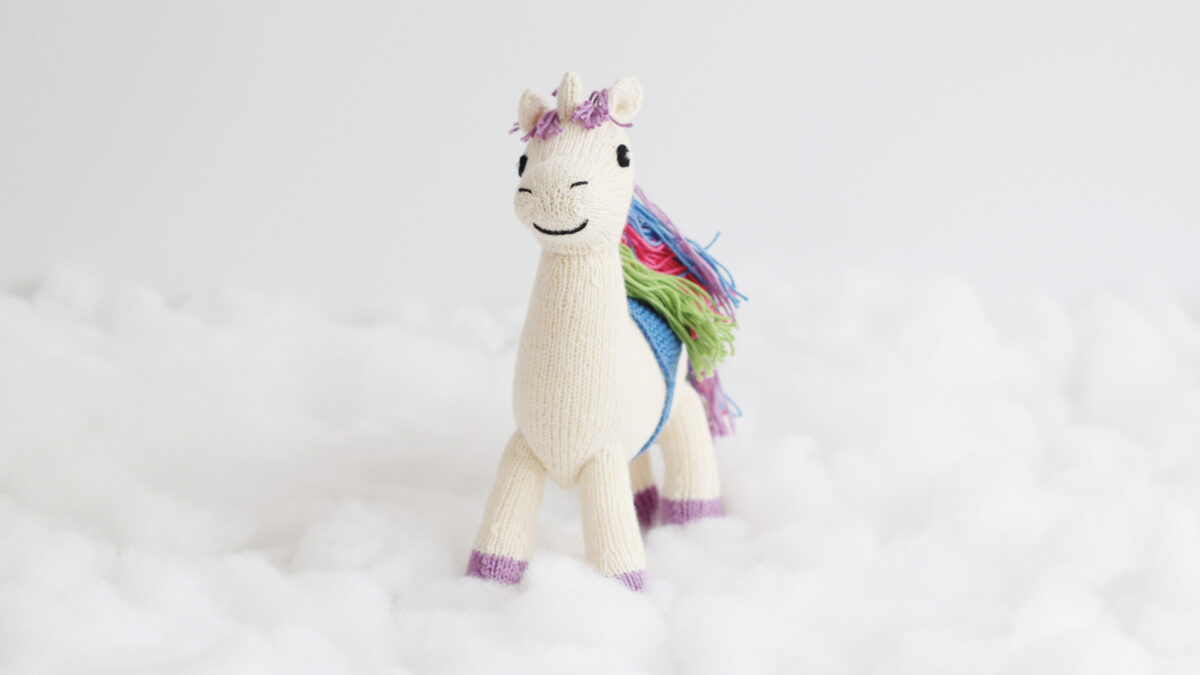 Bio Kuscheltier Einhorn mit Mähne in Regenbogenfarben