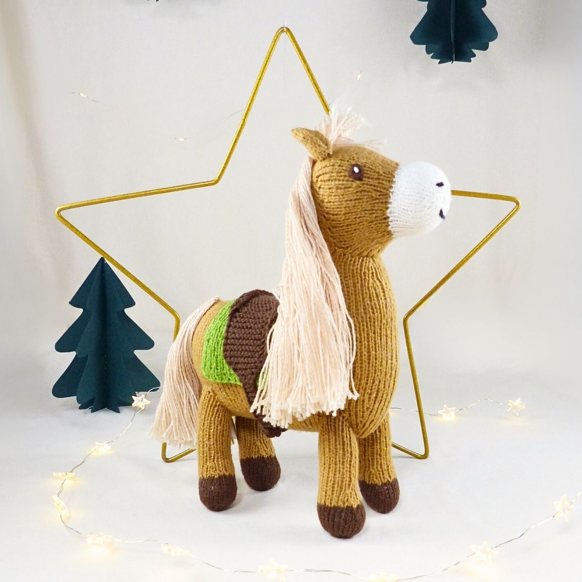 Bio Kuscheltier Pferd – handgestrickt aus Bio-Baumwolle mit Sattel und langer Mähne