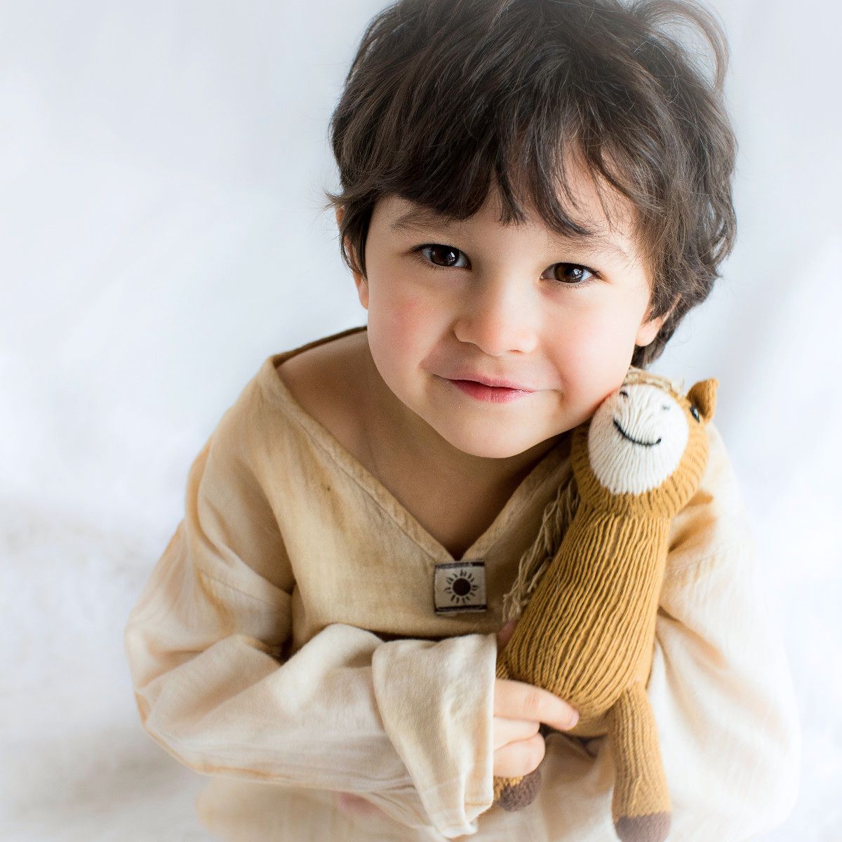 Kuscheltier Pferd Stormy mit Kind – liebevoller Begleiter