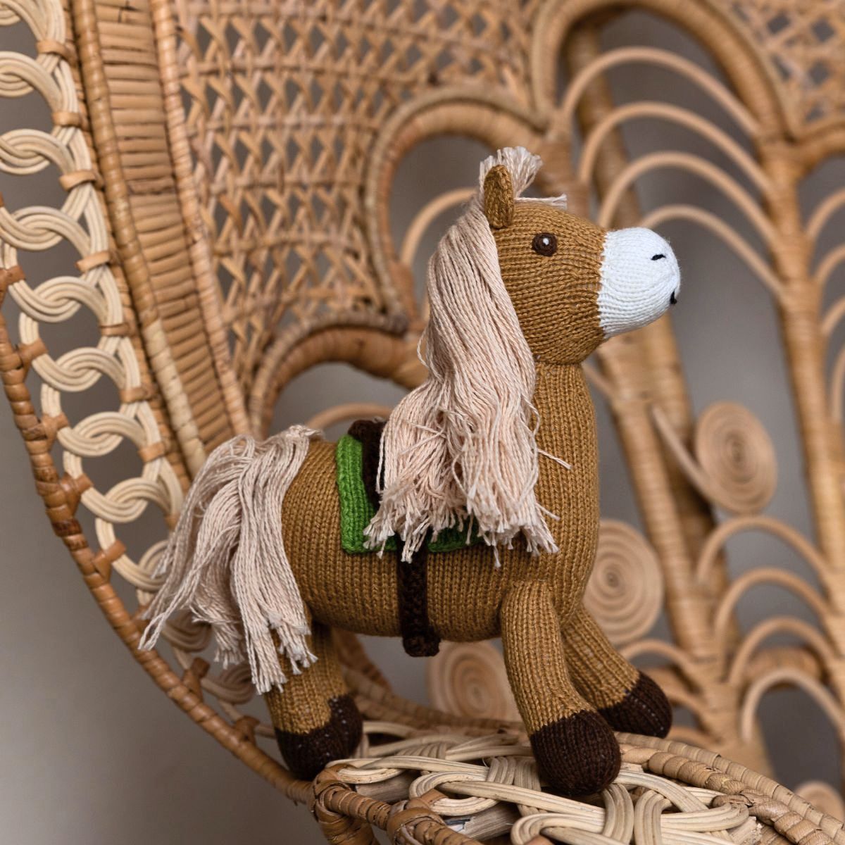 Handgestricktes Bio Kuscheltier Pferd Stormy auf Naturstuhl mit langer Mähne