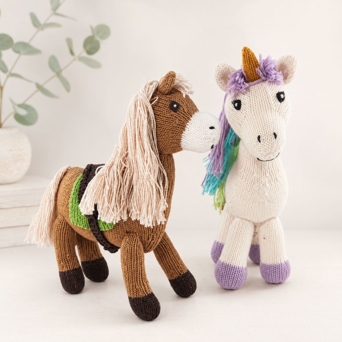 Geschenk für Pferdefreunde mit handgestricktem Pferd und Einhorn aus Bio-Baumwolle auf hellem Hintergrund
