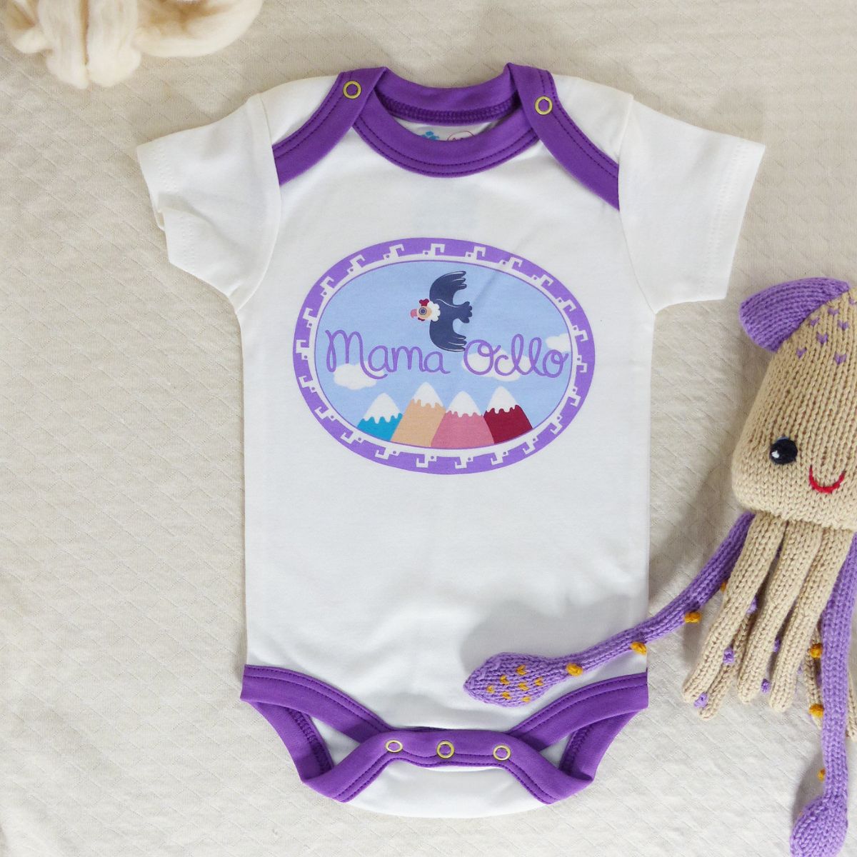 Bio Babybody für Neugeborene in Lila – aus hautfreundlicher Pima Baumwolle, kombiniert mit handgestricktem Kuscheltier