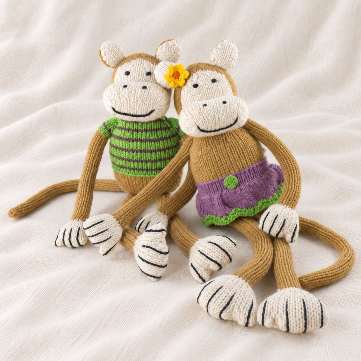 Zwei handgestrickte Bio Kuscheltier Äffchen aus Baumwolle als liebevolles Geschwister-Set
