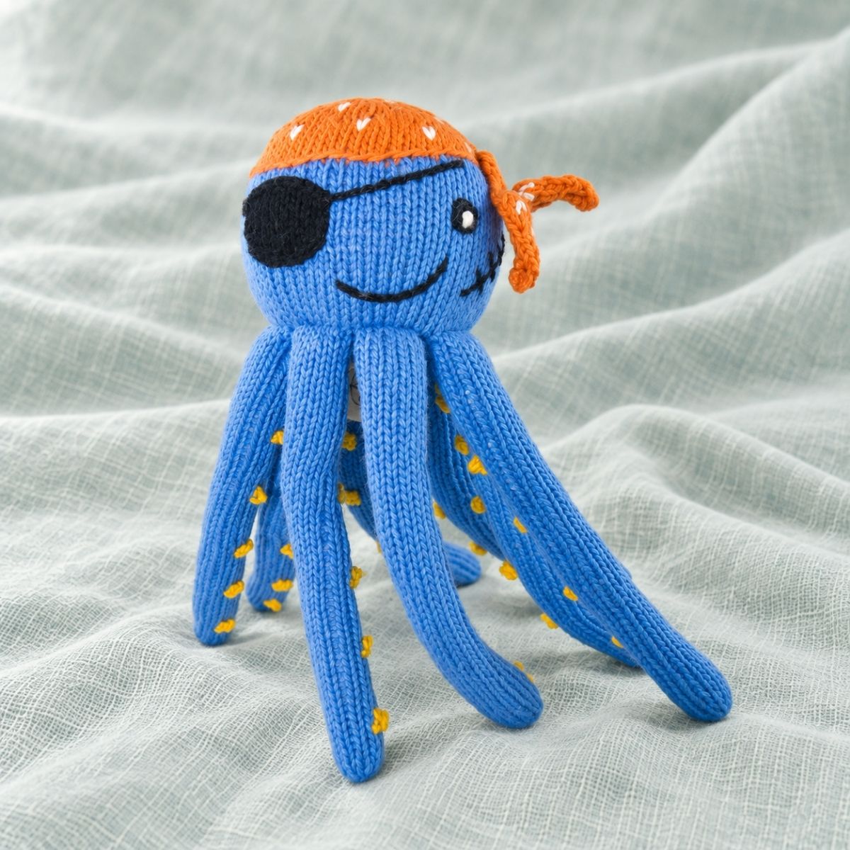 Blaues Oktopus Kuscheltier Pirat Jack aus Bio-Baumwolle mit orangefarbener Mütze und Augenklappe