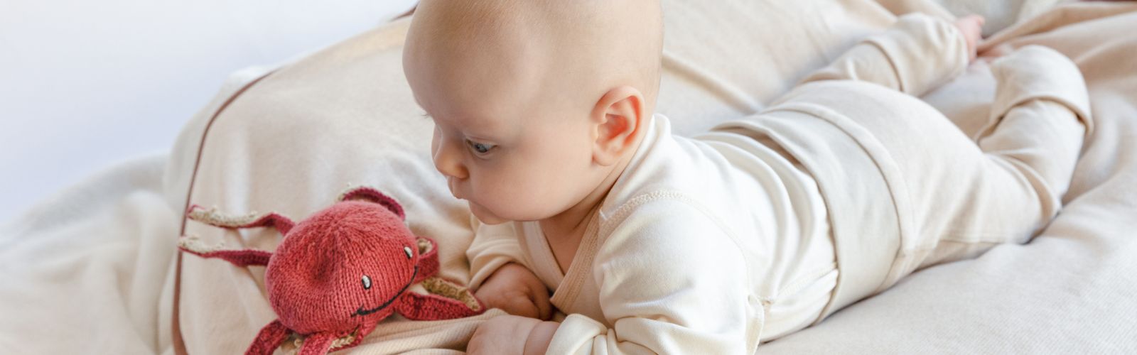 Baby in weicher, großzügig geschnittener Babykleidung – Kindergrößen mit Bewegungsfreiheit und sensorischem Komfort