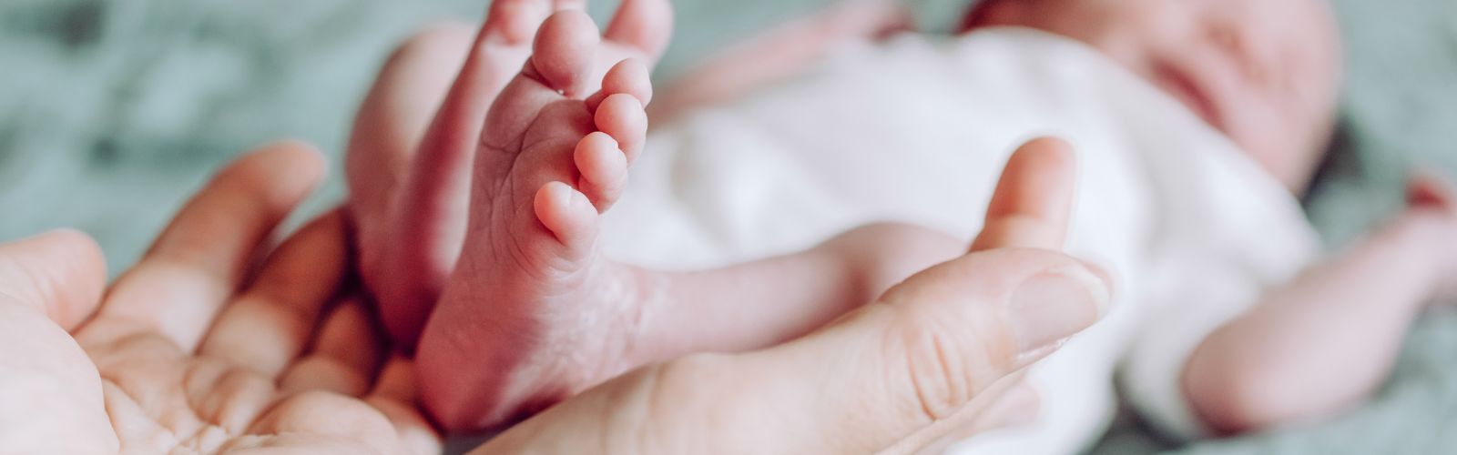 Kindergrößen für die Kleinsten: Was bei Neugeborenen wirklich wichtig ist