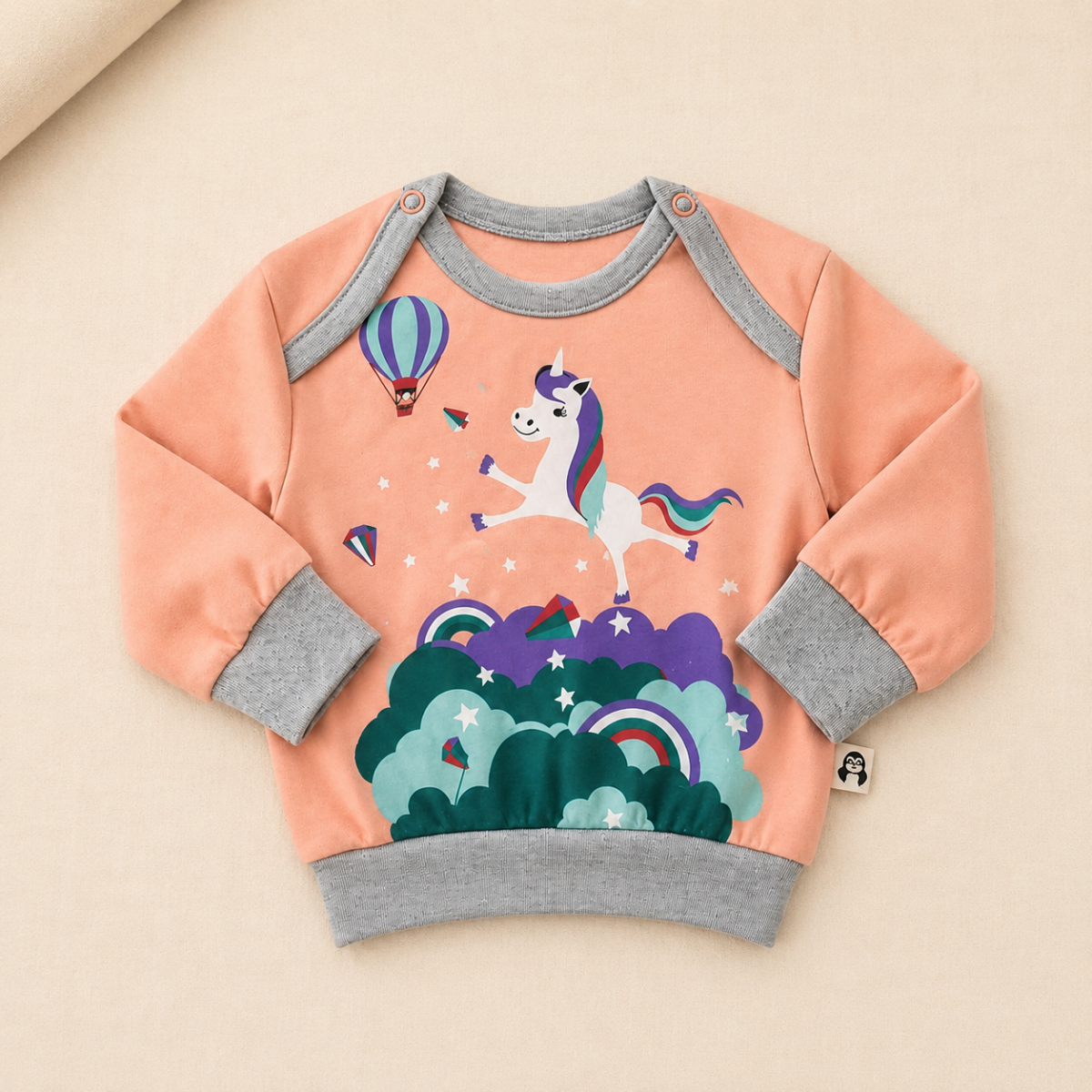 Einhorn Pullover für Babys aus weicher Bio-Pima-Baumwolle in Apricot und Grau
