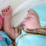 Eine Mütze für Neugeborene schenkt Geborgenheit