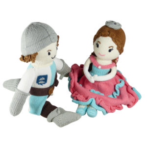 Das Bild zeigt zwei Stoffpuppen - Ritter und Prinzessin