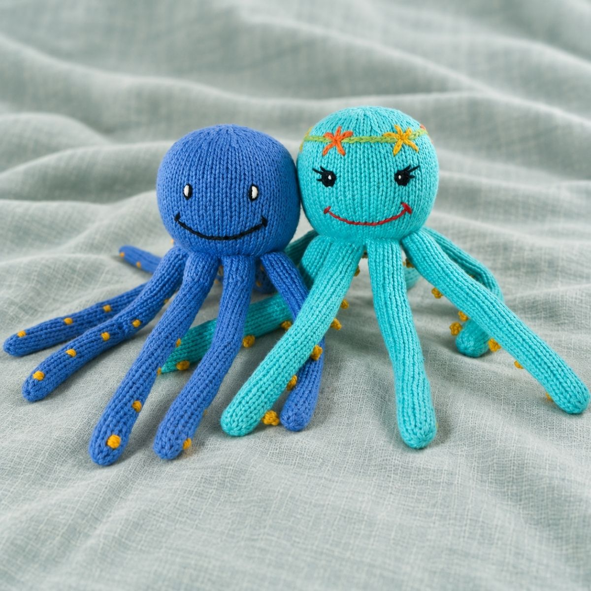 Geschenk für Zwillinge zur Geburt mit zwei gestrickten Oktopus-Kuscheltieren aus Bio-Baumwolle