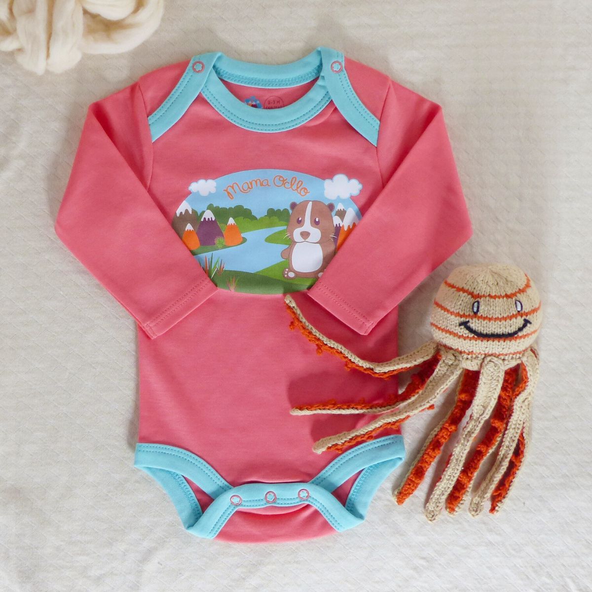 Langarm Babybody aus bio-zertifizierter Pima Baumwolle in Koralle mit Meerschweinchen-Print – hautfreundlich & perfekt für Neugeborene