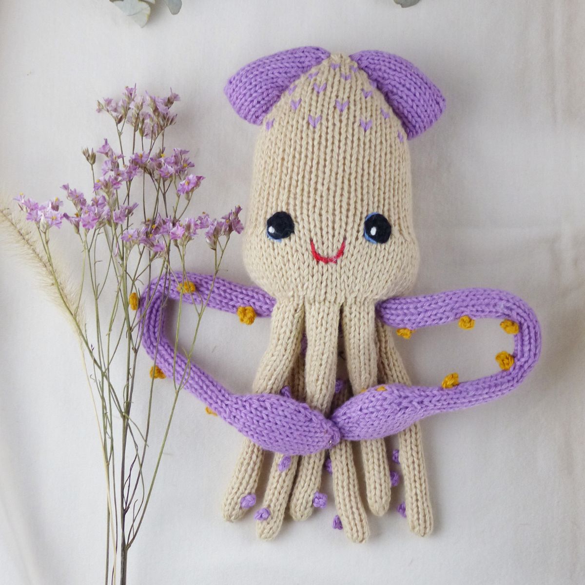 Lila Kuschel-Kalmar – beruhigendes Kuscheltier für Frühchen