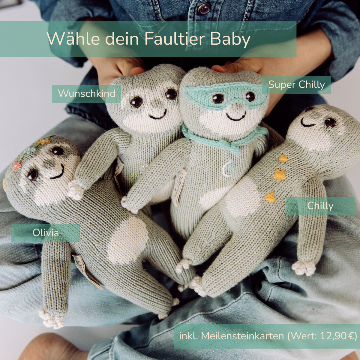 Vier handgestrickte Faultiere aus Bio-Baumwolle mit Namensbeschriftung: Olivia, Wunschkind, Super Chilly, Chilly. Jetzt mit gratis Meilensteinkarte.