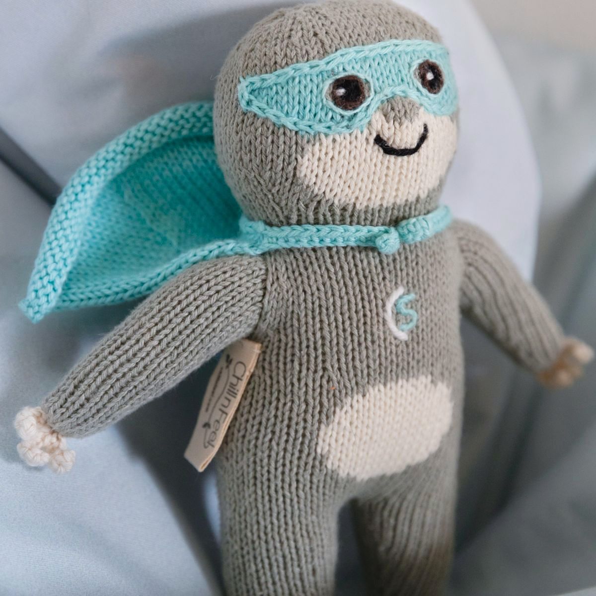 Superheld-Faultier „Super Chilly“ aus Bio-Baumwolle mit Maske, Cape und Stickerei in Nahaufnahme