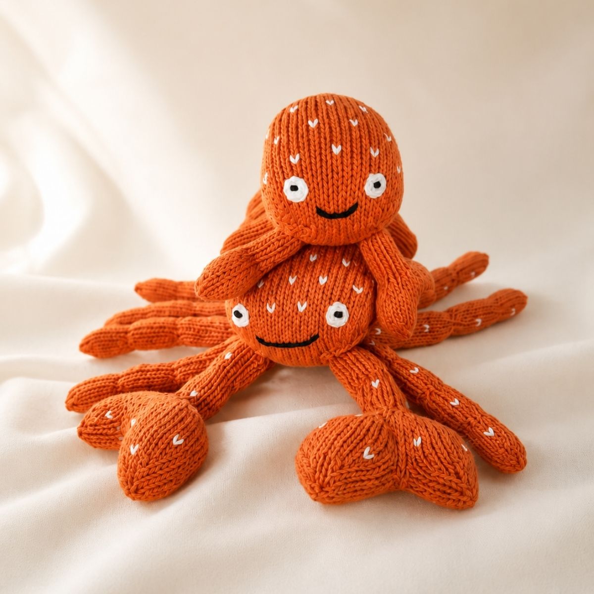 Geschenk für Geschwisterkind: handgestricktes Krabben Kuscheltier Set Pablo und Pablito aus Bio-Baumwolle