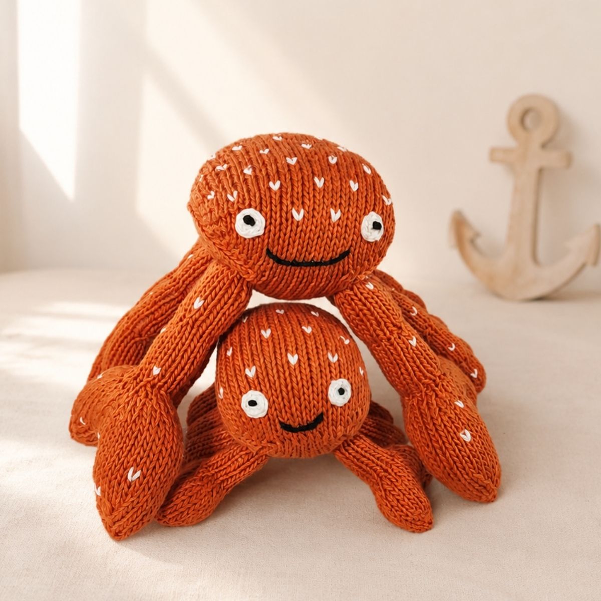 Geschenk für Geschwisterkind: Krabben Set Pablo und Pablito aus Bio-Baumwolle im Kinderzimmer