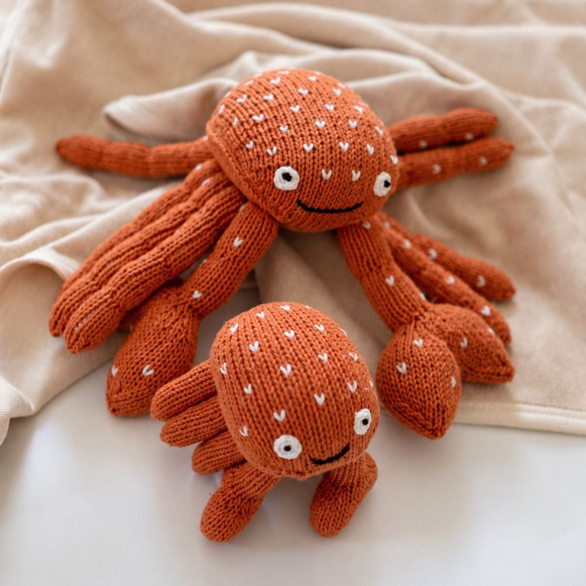 Geschenk für Geschwisterkind mit großem und kleinem orangefarbenem Krebs-Kuscheltier