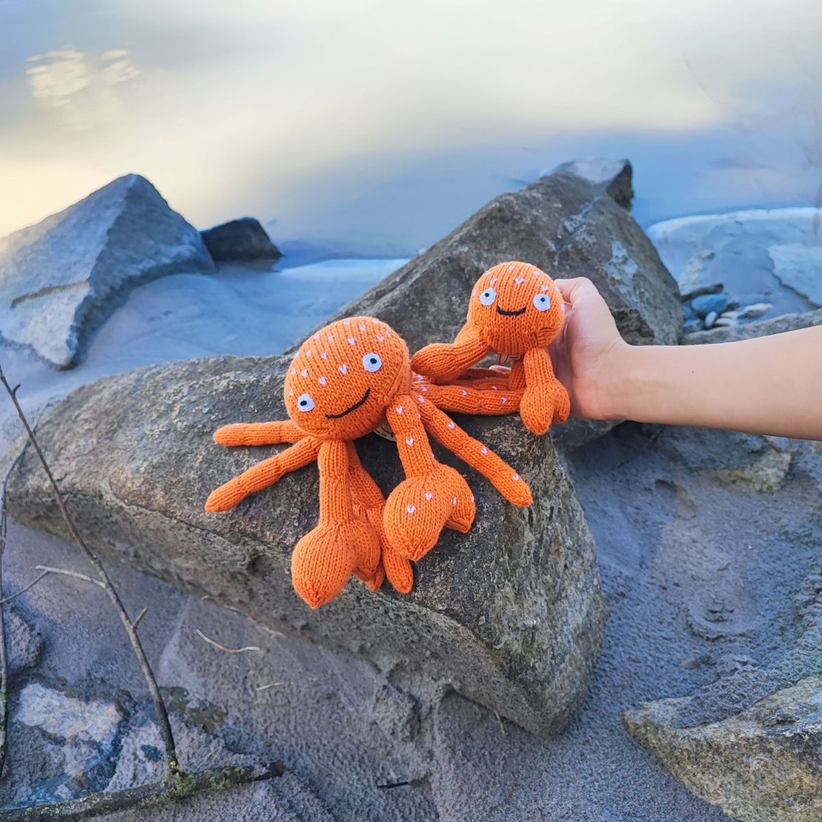 Geschenk fürs Geschwisterkind – handgestricktes Krabben-Duo aus Bio-Baumwolle