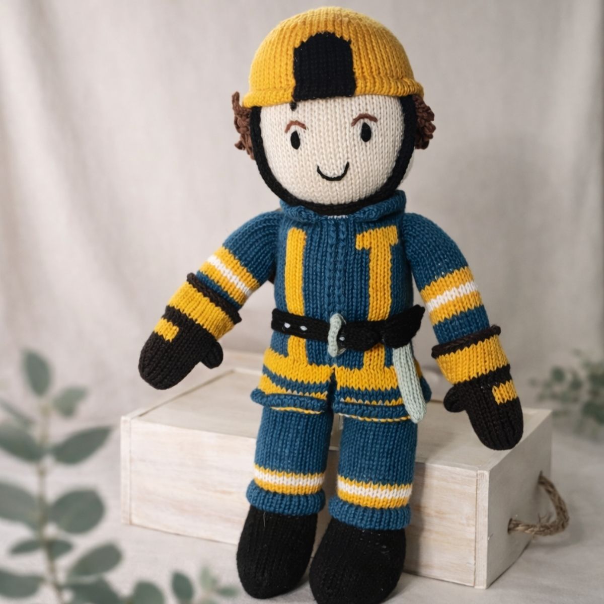 Bio Feuerwehrmann Puppe handgestrickt