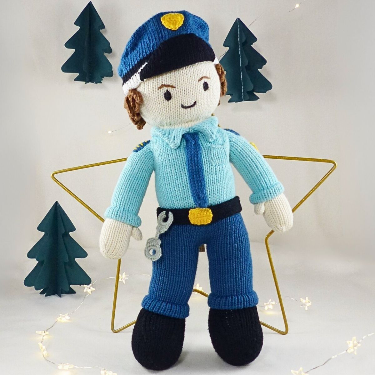 Handgestrickte Puppe Polizist aus Bio-Baumwolle – liebevoll gestaltete Kuschelpuppe für Kinder