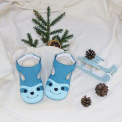 Kinder Barfußschuh als nachhaltige Geschenkidee zu Weihnachten, dekoriert in einem festlichen Setting.