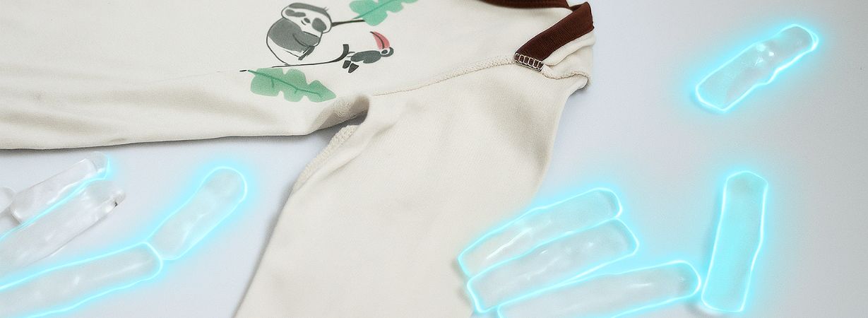 Langarm-Babybody aus Pima Baumwolle mit Faultier-Motiv, umgeben von Eiswürfeln – Symbol für kühlende Wirkung bei Hitzetagen, ideal wenn dein Baby stark schwitzt.