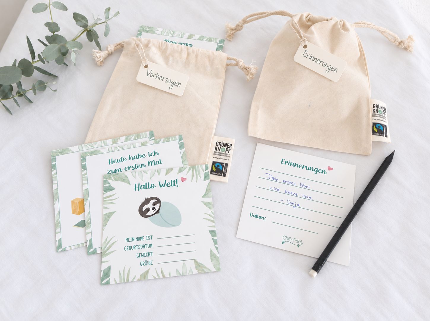 Baby Shower Party Spiel mit Baby Meilensteinkarten, einer handschriftlichen Vorhersage und zwei Baumwollsäckchen mit den Anhängern „Vorhersagen“ und „Erinnerungen“.