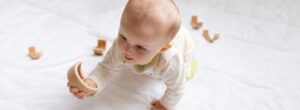 Baby mit empfindlicher Kopfhaut bei Neurodermitis