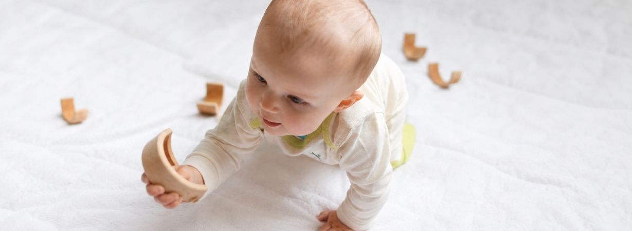 Baby mit empfindlicher Kopfhaut bei Neurodermitis