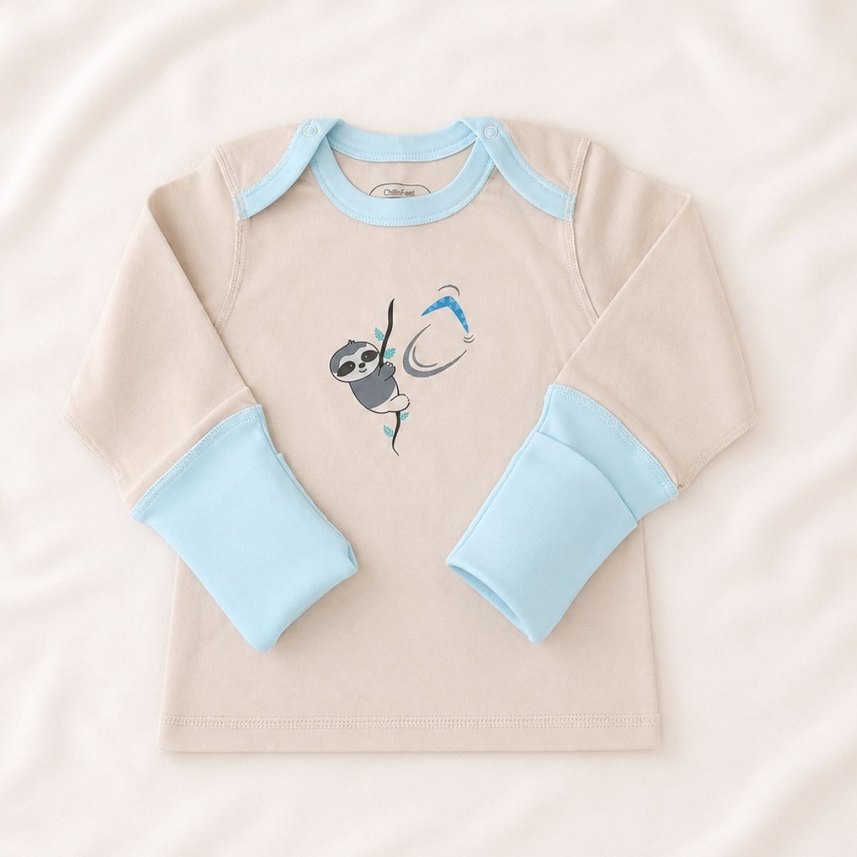 Baby Langarmshirt mit Kratzschutz aus Bio Pima Baumwolle in Natur mit hellblauen Umschlagbündchen und Faultiermotiv