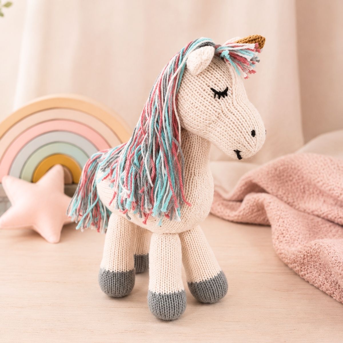 Handgestricktes Einhorn Kuscheltier aus Bio-Baumwolle als Geschenk für Enkelkind
