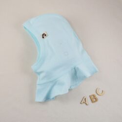 Hellblaue Schalmütze aus Bio Pima Baumwolle, hautfreundlich und nahtlos, ideal bei Neurodermitis und empfindlicher Kinderhaut.