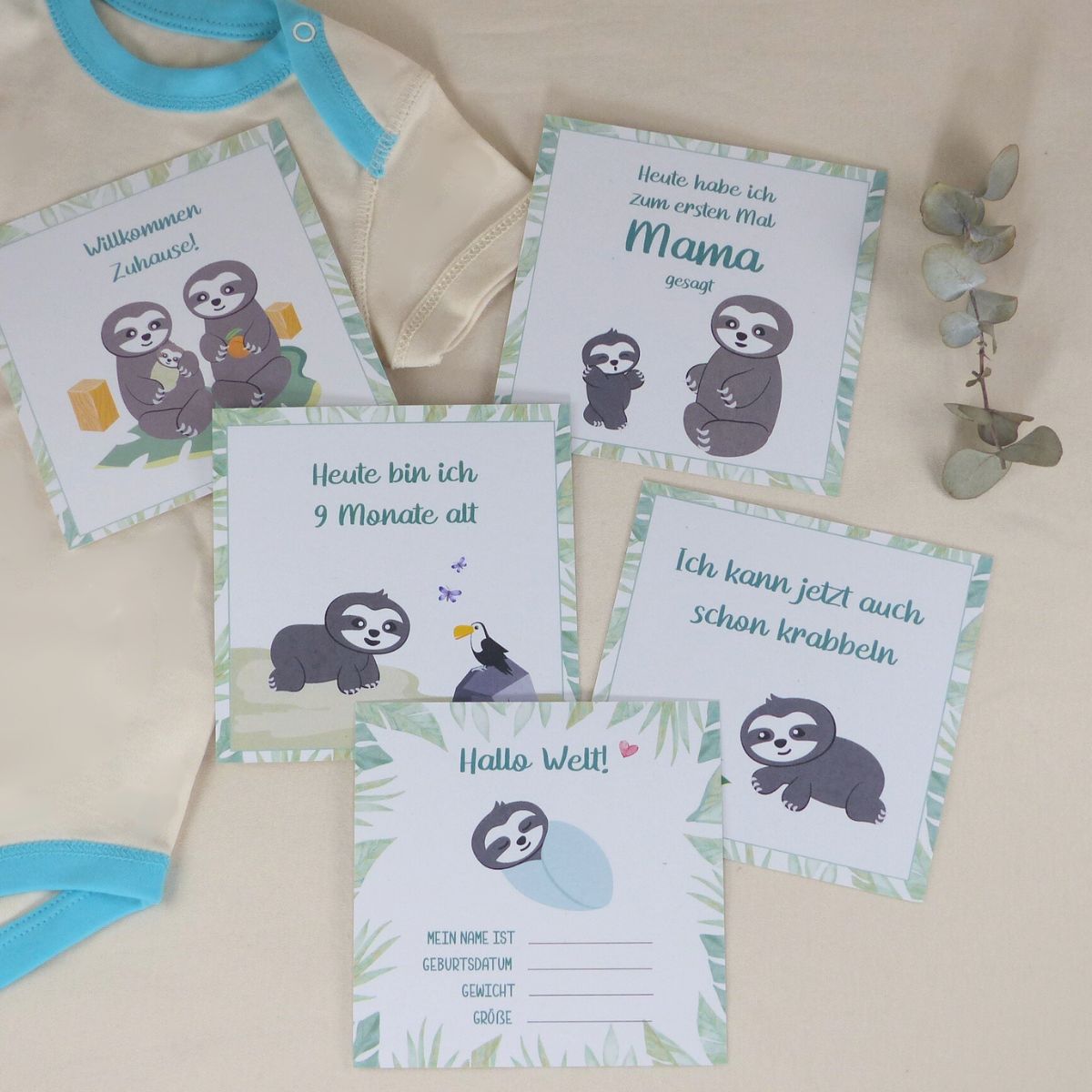 Meilensteinkarten Baby von Chill n Feel mit Faultier-Motiven und liebevollen Illustrationen, auf hellem Hintergrund mit Babybody und Eukalyptus dekoriert.