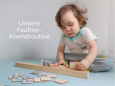 Kleinkind spielt mit Faultier-Abendroutine in Holzsteckleiste – visuelle Hilfe für die Abendroutine für Kinder