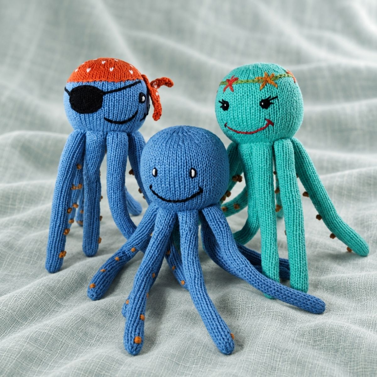 Oktopus-Geschenk für Drillinge mit drei gestrickten Kuscheltieren aus Bio-Baumwolle