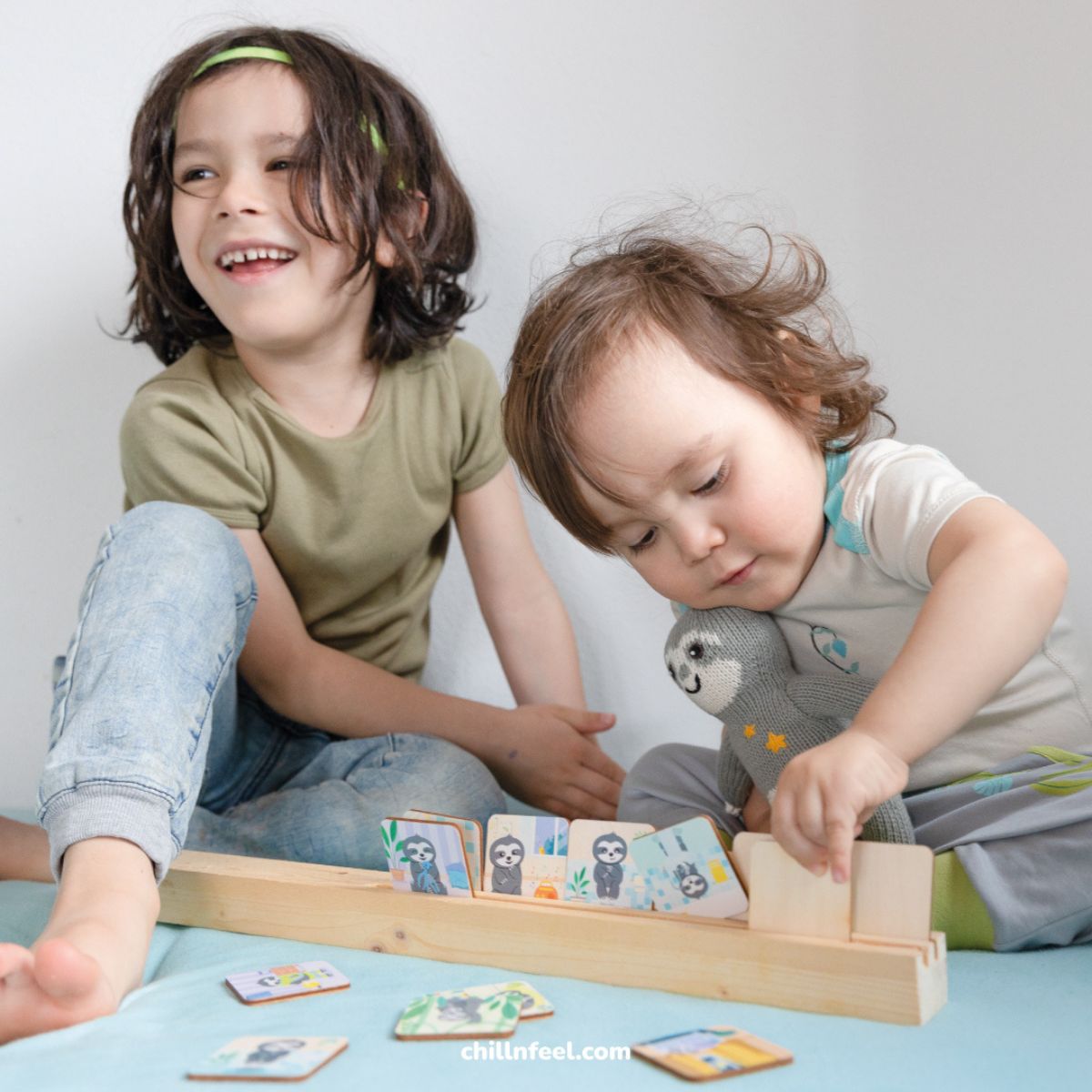 Detailaufnahme der Abendroutine-Steckleiste mit einer Faultierkarte zum Zähneputzen