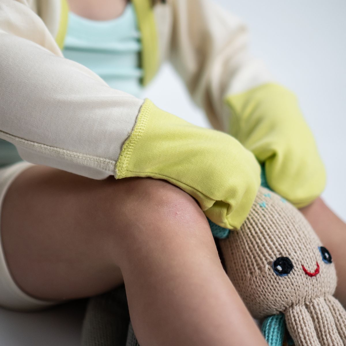 Kratzschutz Bolero für Babys mit Neurodermitis