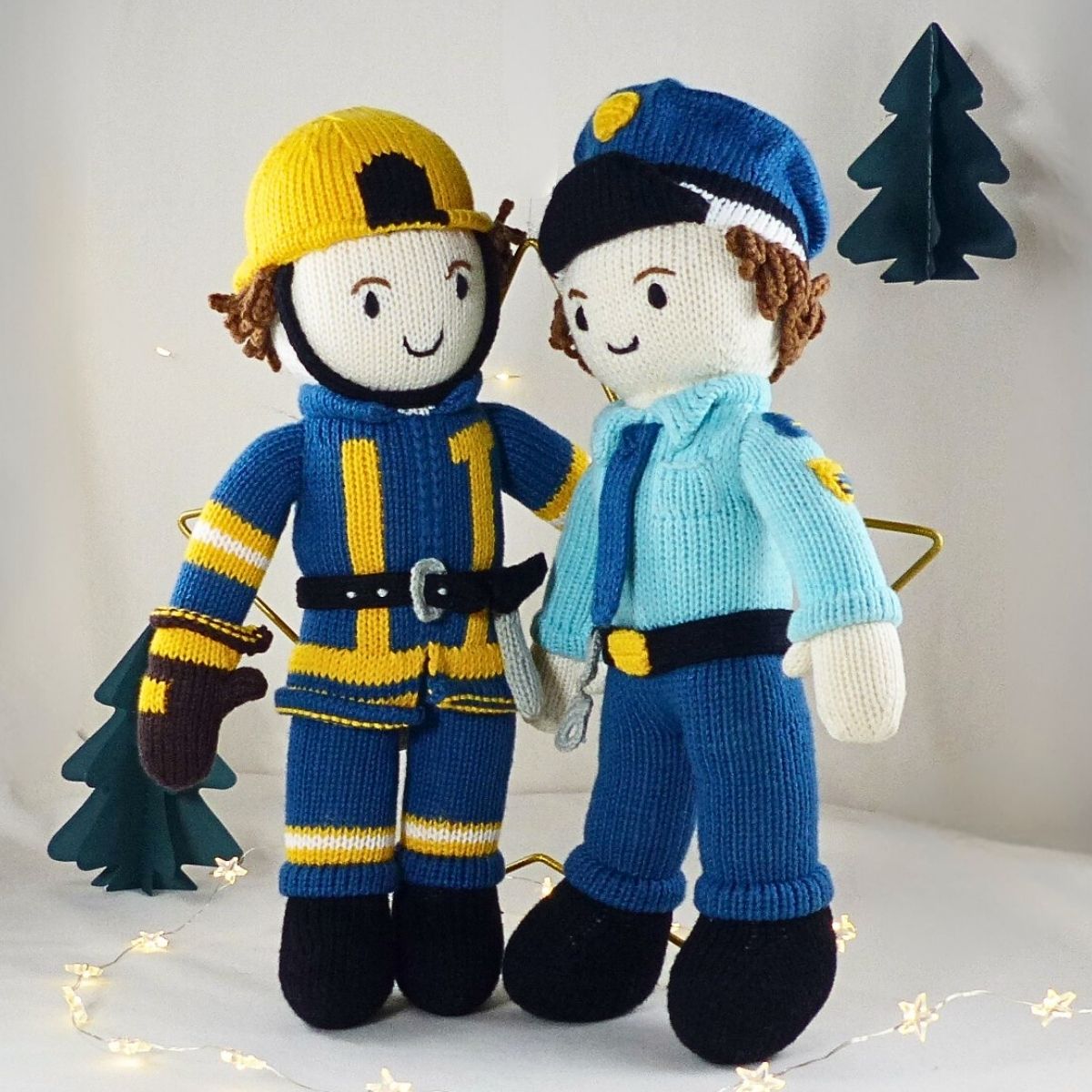 Geschwister Geschenk – handgestrickte Feuerwehrmann und Polizist Puppen aus Bio-Baumwolle