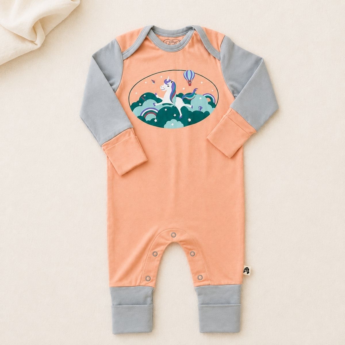 Babystrampler aus weicher Bio-Pima-Baumwolle in Apricot und Grau mit Einhornmotiv