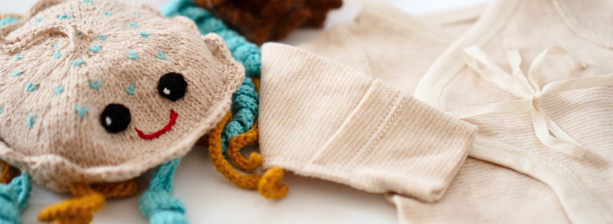 Baby Sommerkleidung aus Pima Bio Baumwolle mit weichem Kuscheltier Kalmar Karlo