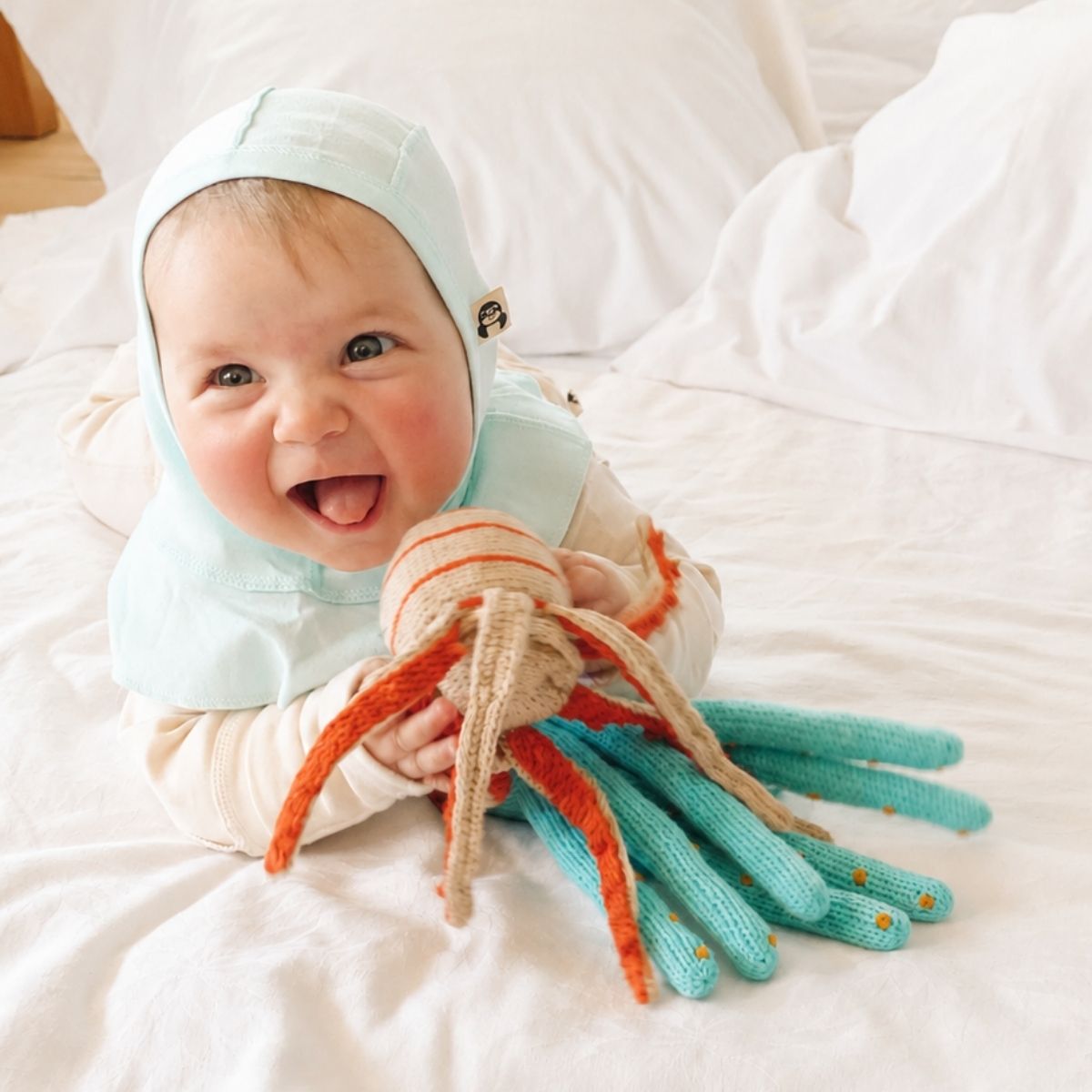 Baby kuschelt Wärme Oktopus mit Streifen aus Bio-Baumwolle