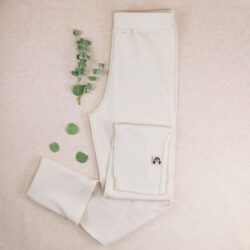 Neurodermitis Hose in Natur – hautfreundliche Kinderhose mit Kratzschutz an den Füßen aus weicher Bio-Baumwolle.