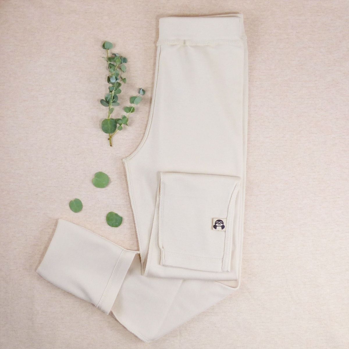 Neurodermitis Hose in Natur – hautfreundliche Kinderhose mit Kratzschutz an den Füßen aus weicher Bio-Baumwolle.