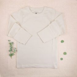 Neurodermitis Langarmshirt aus naturfarbener Bio-Baumwolle mit Kratzschutz an den Ärmeln – flach genäht und hautfreundlich.