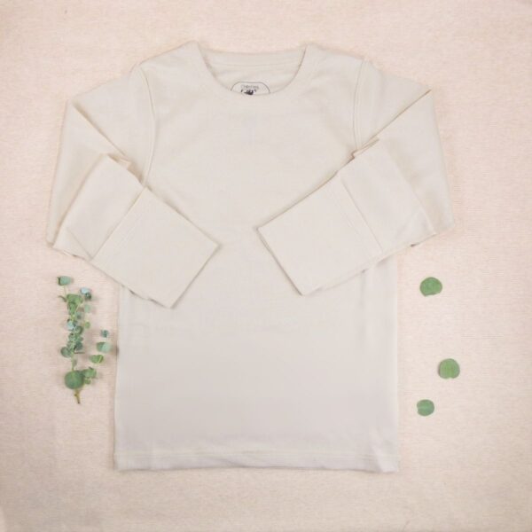 Neurodermitis Langarmshirt aus naturfarbener Bio-Baumwolle mit Kratzschutz an den Ärmeln – flach genäht und hautfreundlich.