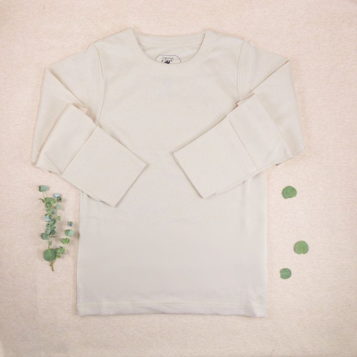 Neurodermitis Langarmshirt aus naturfarbener Bio-Baumwolle mit Kratzschutz an den Ärmeln – flach genäht und hautfreundlich.