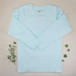 Shirt mit Kratzschutz bei Neurodermitis – hellblaues Langarmshirt aus Bio-Baumwolle mit umschlagbaren Handschutz.
