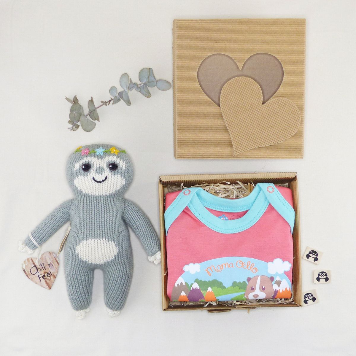 Babygeschenkbox mit Herzkarton, Faultier Kuscheltier und Pima Body
