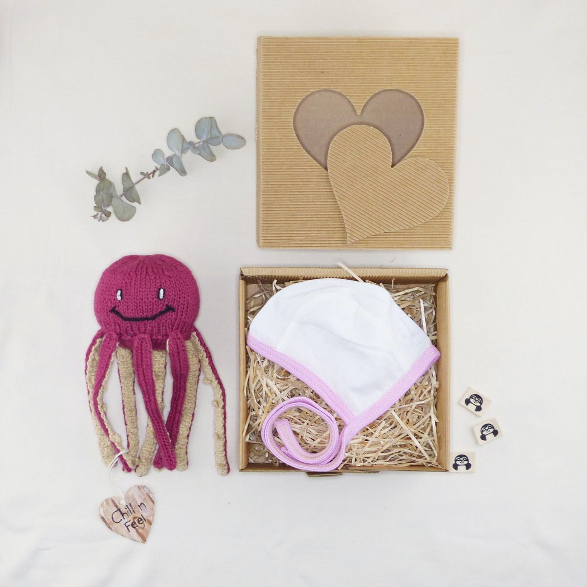Frühchen Geschenkbox mit weinrotem Oktopus, weißem Häubchen und Herz-Geschenkbox