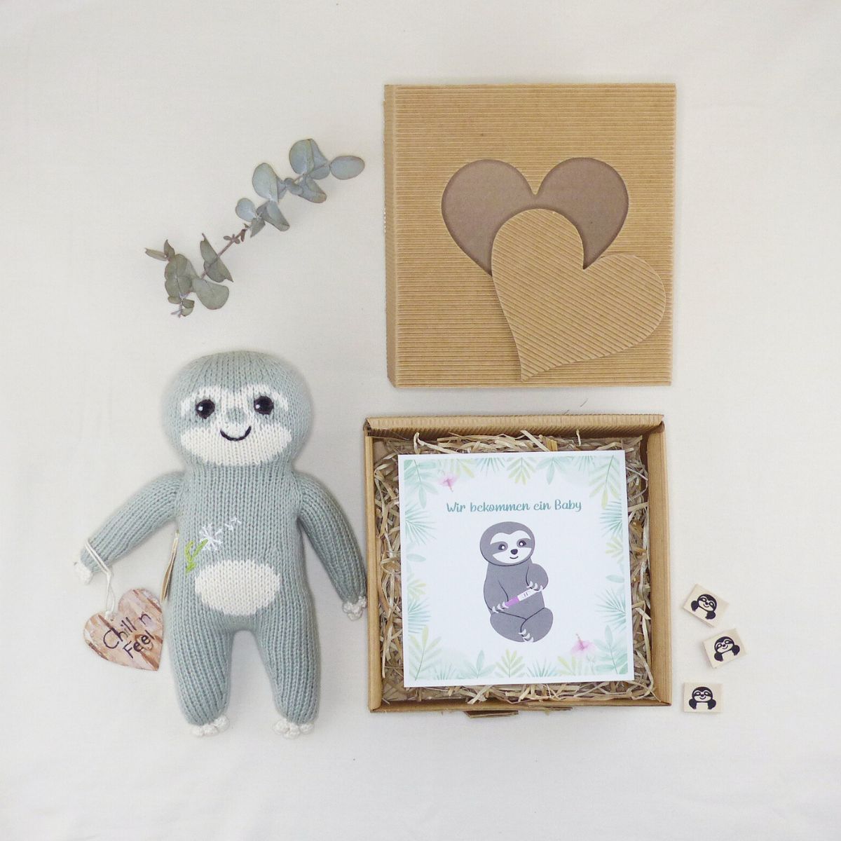 Geschenk für werdende Mamas: Herzbox mit Faultier Wunschkind und Meilensteinkarten